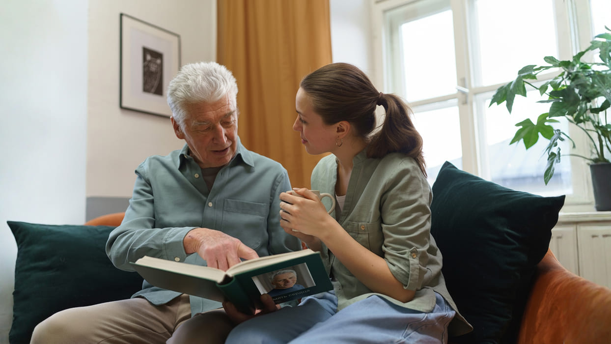 Семья читает книгу воспоминаний